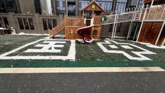 高手在民间丨幼儿园保安雪后在操场用铁锹写“中国”