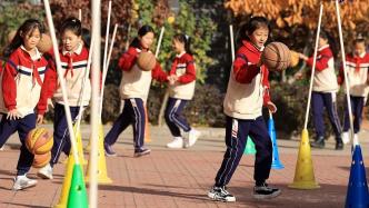 央视热评：深圳小学初中明年起每天1节体育课，多不多?