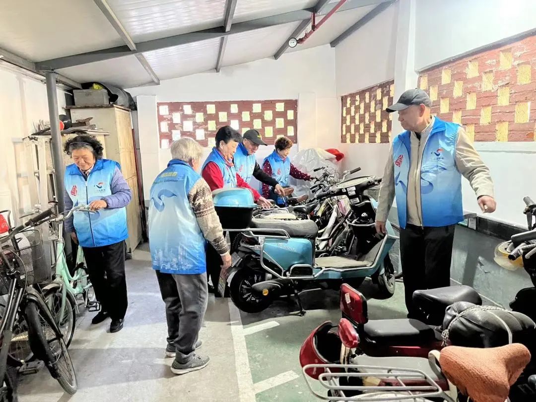 上海漕河泾街道一小区车棚年久失修管理不善，进行翻新大行动