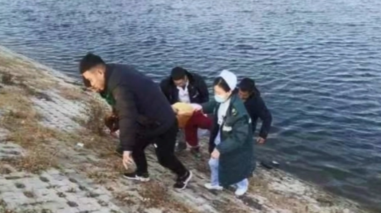 休假消防員預判危險,跳水救回輕生母子