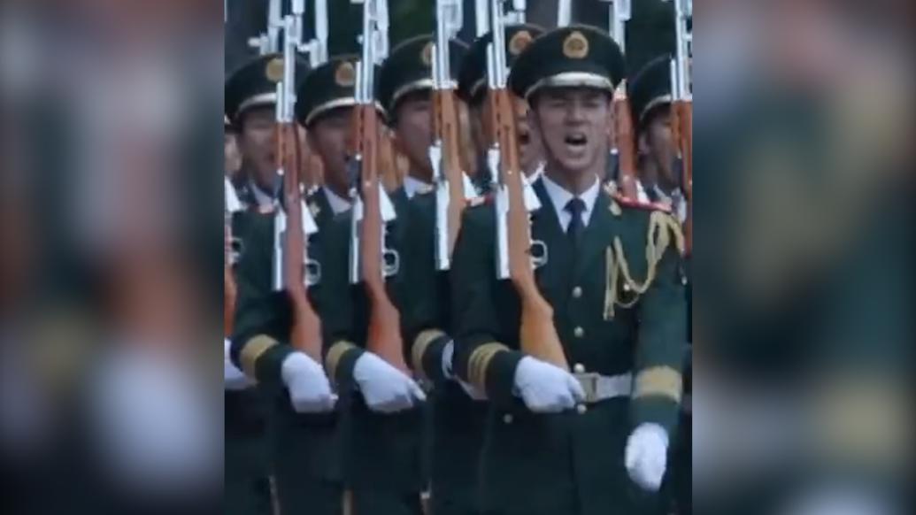 泪目!武警仪仗兵退伍交接礼宾枪_@所有人_澎湃新闻-The Paper