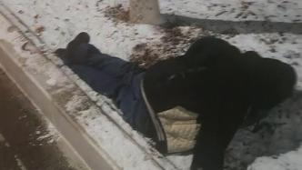 男子躺路边雪地睡着，路过者帮披衣服报警