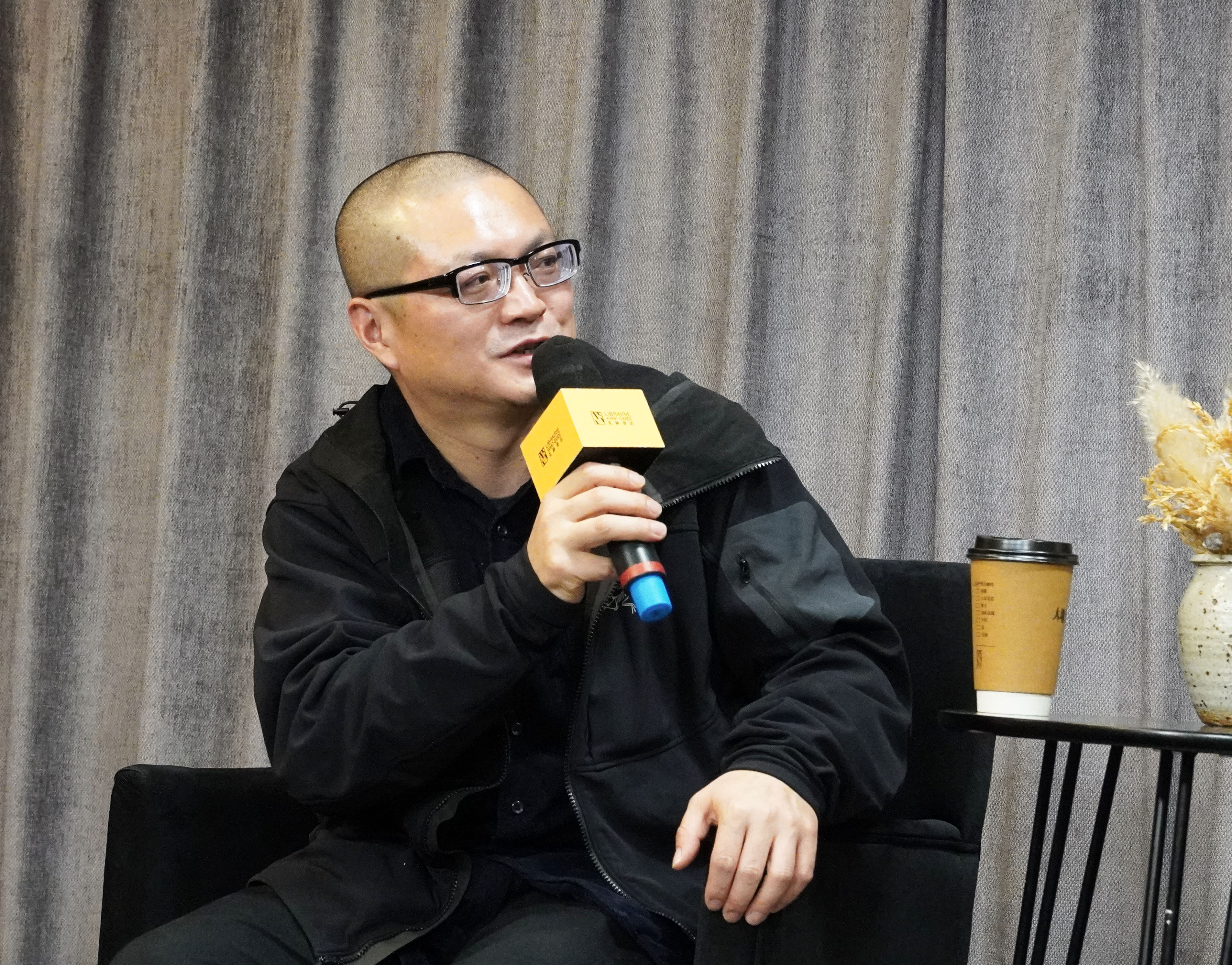 李黎最新小说集《夜游》:夜晚对每个人意味着什么?