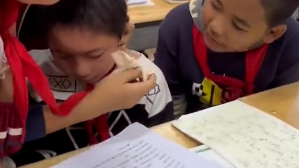 小學生安慰人的方式:從《少年中國說》唱到《武家坡》
