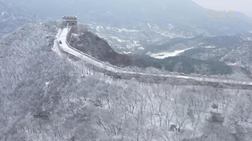 飛閱雪后長(zhǎng)城