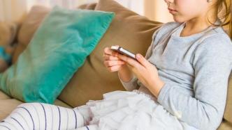 研究：儿童每天看电视上网玩手机超1小时，心理健康风险会显著增加