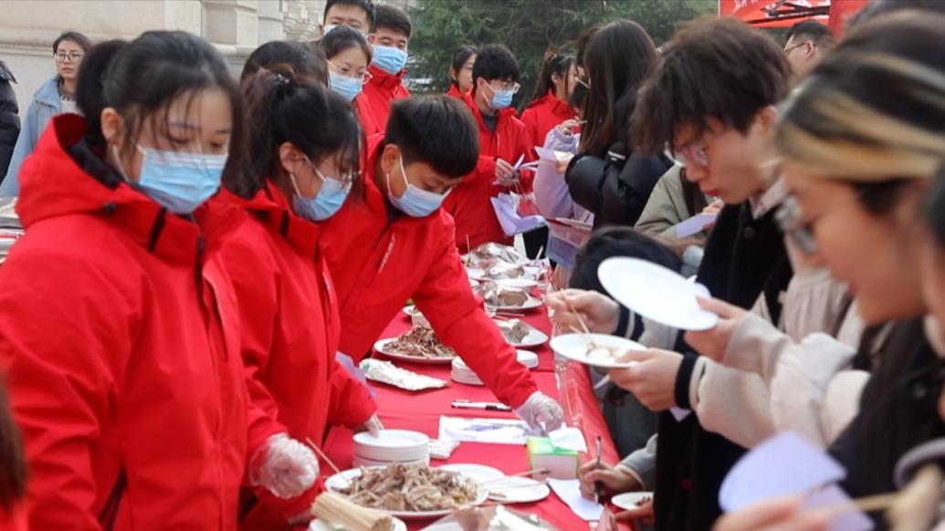 河南一高校请全校师生吃“全鸡宴”