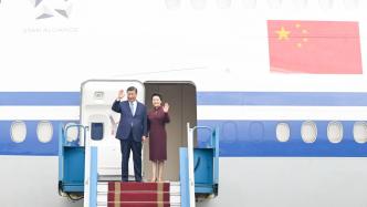 视频丨习近平步出舱门，越南总理范明政等在舷梯旁热情迎接