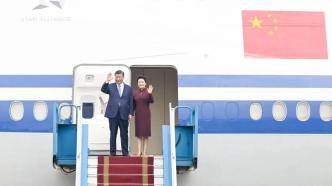 现场丨习近平步出舱门，越南总理范明政等在舷梯旁热情迎接