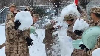 冬天第一场雪，军营里武警官兵打雪仗很“温柔”
