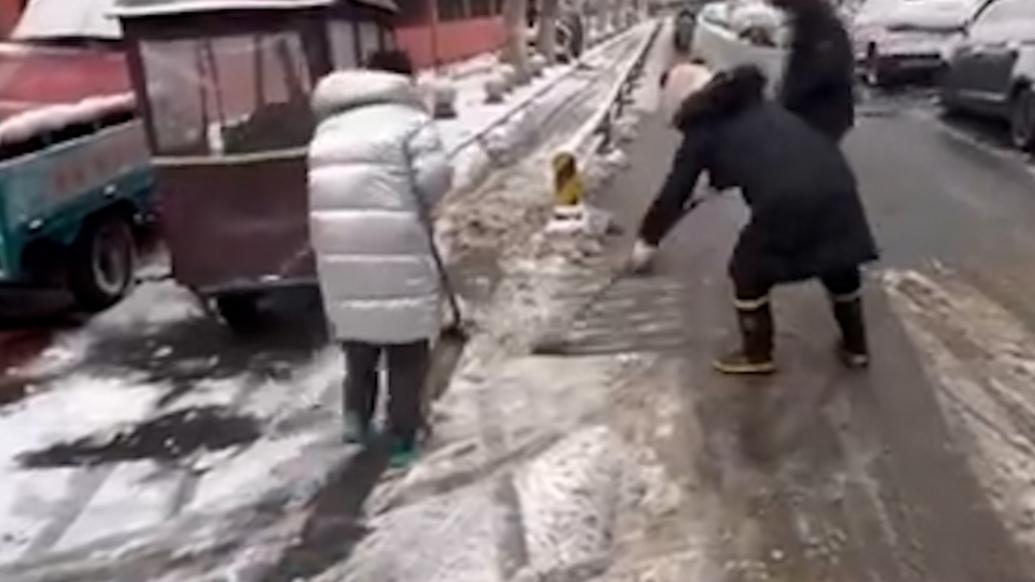 济南迎来较大范围降雪，小学生早起加入扫雪队伍