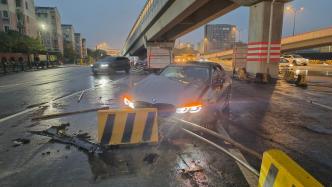 上海一轿车驶过路面钢板打滑撞石墩，司机：不止我一人如此