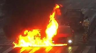 遇私家车起火，公交司机秒变消防员一分钟扑灭明火