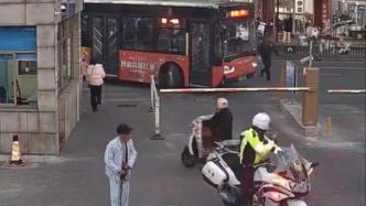 小伙在公交车上突然倒地，乘客司机交警接力救援
