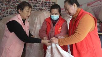 志愿者连续十个冬天为孤寡老人送棉被：帮助别人快乐自己