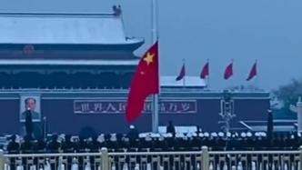 一起来看北京初雪中的天安门升旗仪式