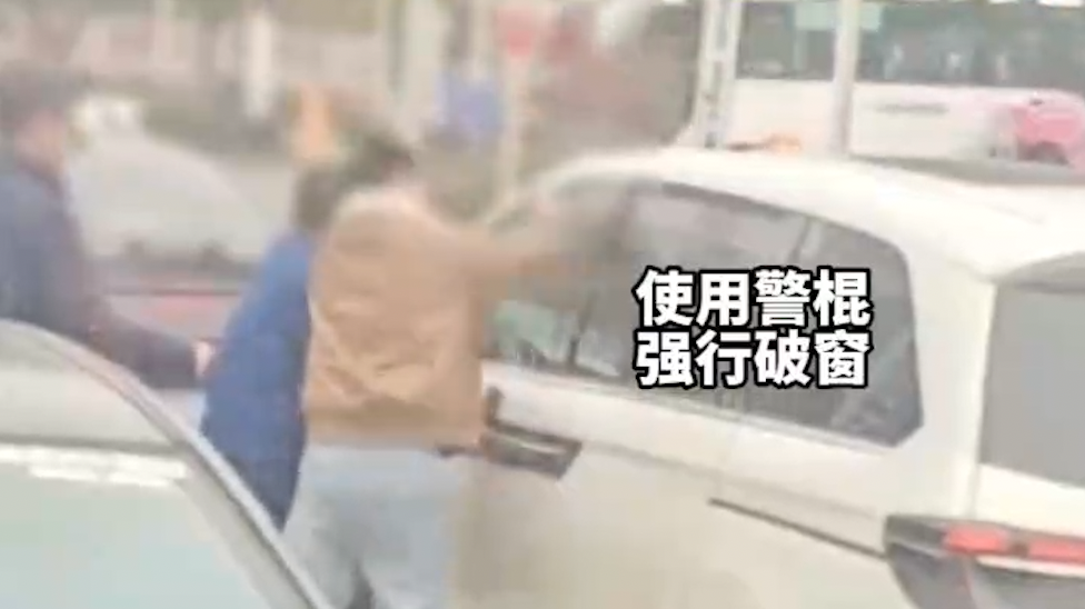 毒贩驾车拒捕极力反抗，湖北大冶警方破窗抓捕画面曝光