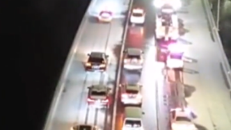 路面结冰700余辆车滞留京昆高速，警车压速带道