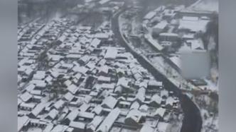 下坡多弯路段积雪，53名村民自发清扫公路