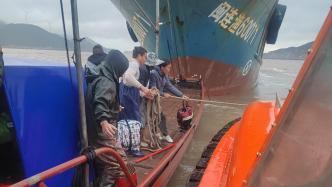 渔船海上作业主机失控，东海救助局紧急救援，7人转危为安