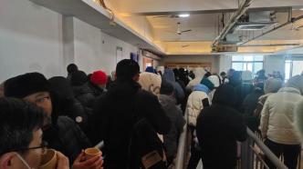 浙江一景区索道疑因大风停运，50余名游客被困两小时后获救