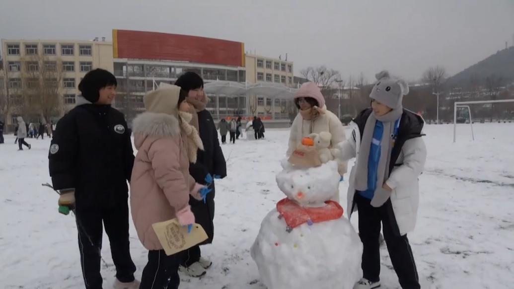 語文老師將課堂搬至室外，帶學生在操場堆雪人