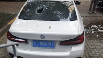 新車剛買5天被砸得面目全非，高空拋物者已被刑拘