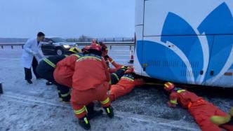 女子被卷入车底，5名消防员趴在结冰的路面上施救