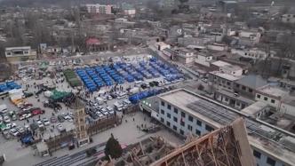 甘肃震区最新航拍：多个救援帐篷已搭起，居民排队有序领取物资