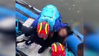 男孩落水后冷静漂在水面，被救援队和消防队成功救起