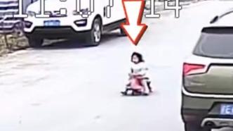 女童骑玩具车独自上路，热心阿姨抱起她找家人