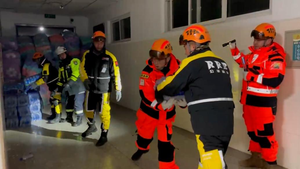 公羊救援隊(duì)于19日晚抵達(dá)震中，25名隊(duì)員即刻展開(kāi)救援