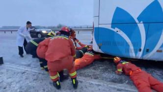 女子被卷入车底，消防员趴在冰面营救