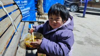 甘肃震后灾区第二夜：孩子穿上了御寒军大衣，吃上了热腾腾的饺子