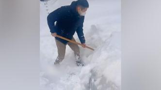 山东威海临港区降下大雪，居民雪后去楼下“挖车”