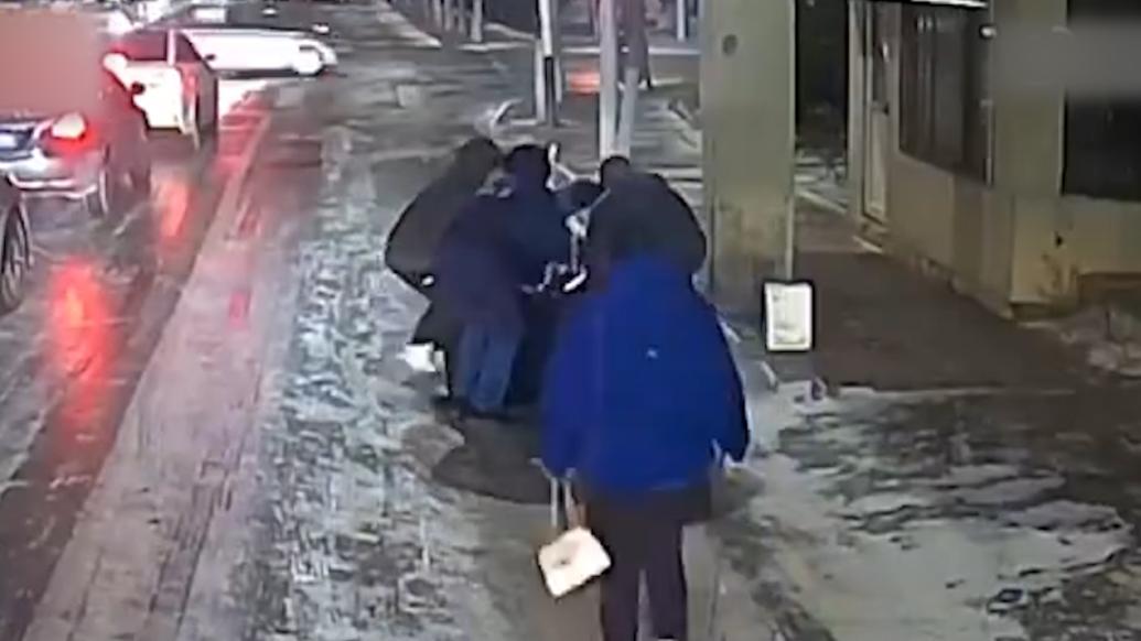 外賣員雪天摔倒,公交一車人齊下車幫忙