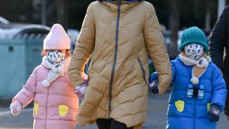 城事｜降到冰点！上海创40年同期最冷，小朋友穿什么上学