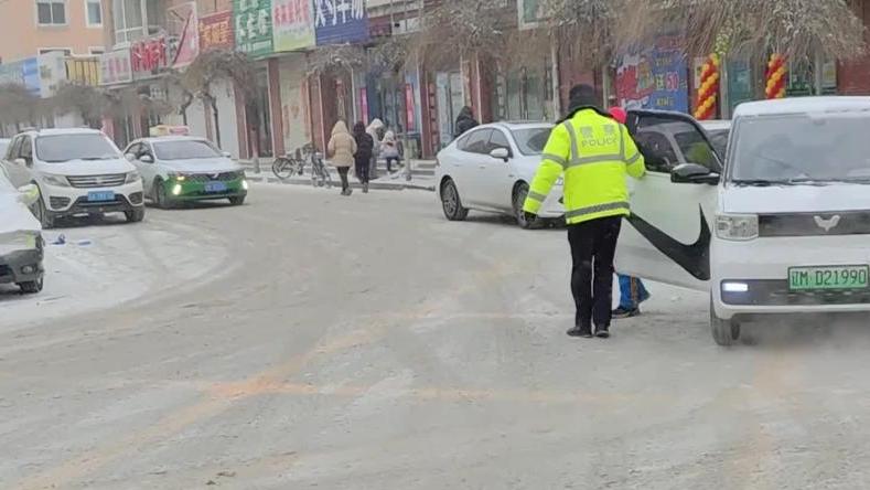 辽宁开原：风雪“荧光绿”，守护孩子们的上学路