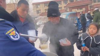 消防队员为灾区群众免费熬煮热小米粥，确保灾民吃得饱
