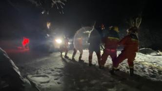 雪天路滑司机深夜驾车冲入排水沟，消防人力拖拽救上