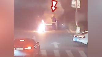 轿车着火，超市老板提起灭火器“百米冲刺”救火