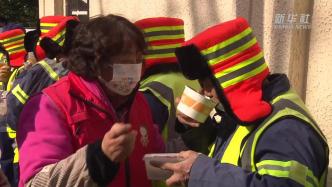 上海社区志愿者支起爱心摊送温暖