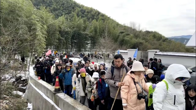 原地堵车8小时,杭州一废弃景区涌入大量游客看雪堵死山道