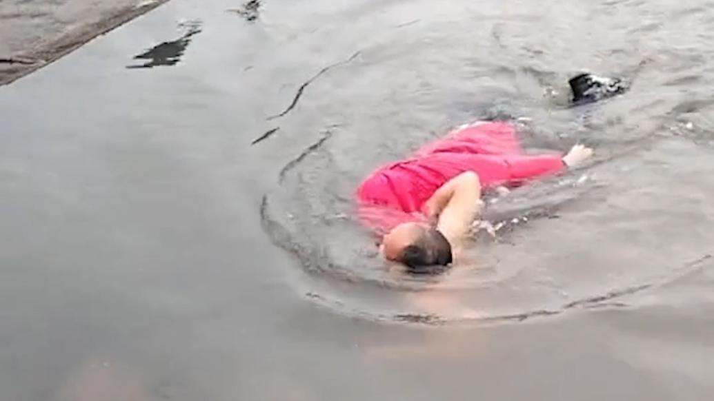 男童不慎落水,男子赤膊下河救上岸