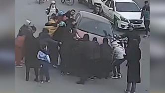 女子被卷入车底，警民合力36秒抬车救人