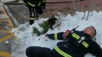 消防员灭火结束，就地取材在雪地打滚降温