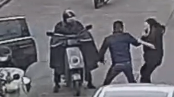 家庭糾紛男人強(qiáng)行拉走女孩，群眾擔(dān)憂報(bào)警民警2分鐘內(nèi)到場(chǎng)調(diào)解