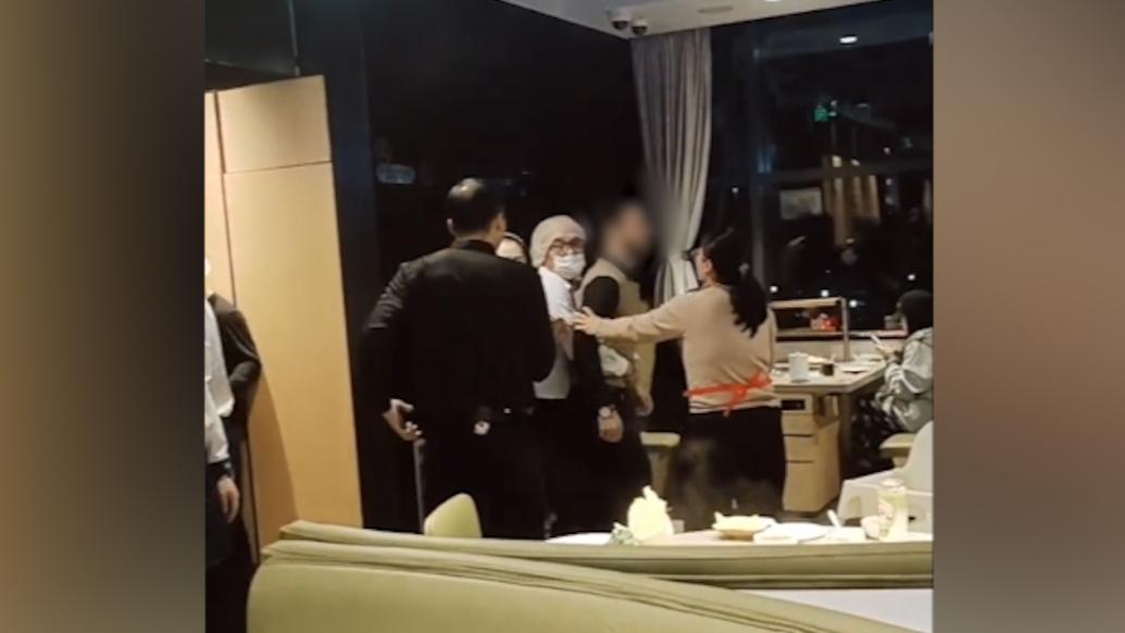 外國顧客就餐時被食物卡住,火鍋店員工用海姆立克法急救
