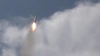 也门胡塞武装称向红海一商船发射导弹