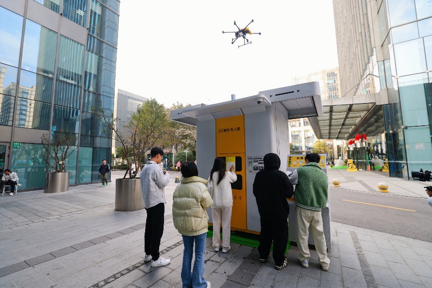 在上海杨浦无人机也能“接单”送外卖，主要送咖啡、生煎包等